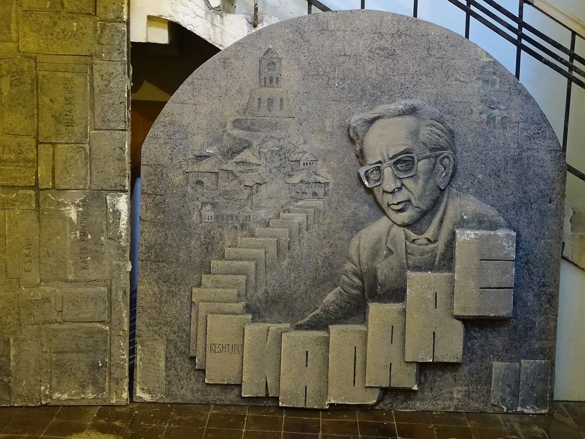 Reliev kushtuar Ismail Kadaresë në Kalanë e Gjirokastrës