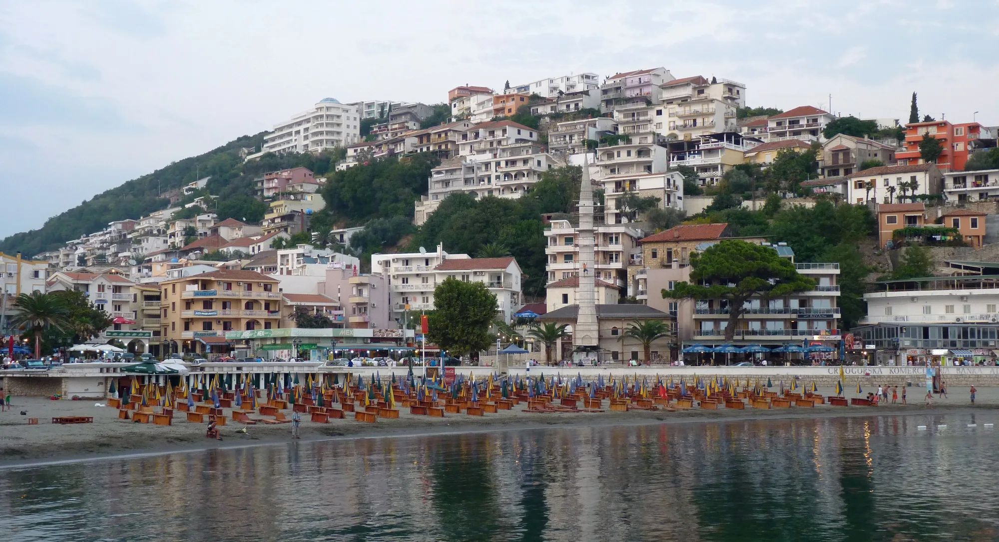 Panoramë e Ulqinit në breg të detit, Mal i Zi.