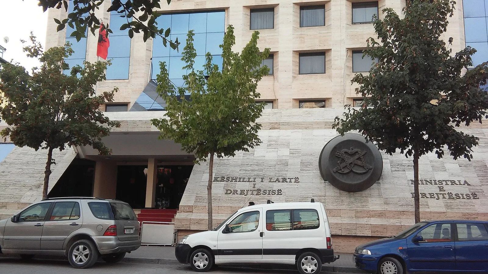 Hyrja e një ndërtese të drejtësisë në Tiranë, me mbishkrimet “Këshilli i Lartë i Drejtësisë” dhe “Ministria e Drejtësisë” në fasadë (2015)