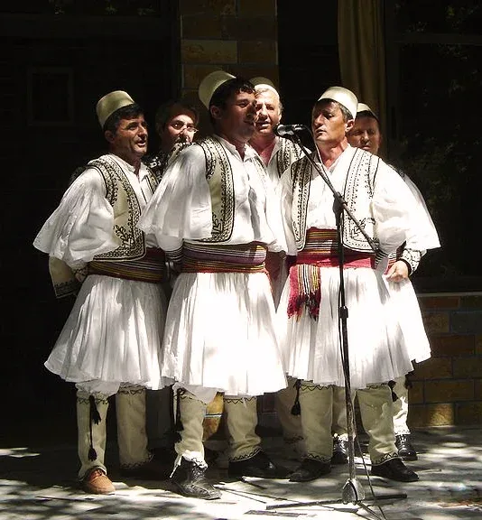 Grup tradicional burrash nga Skrapari në kostume popullore
